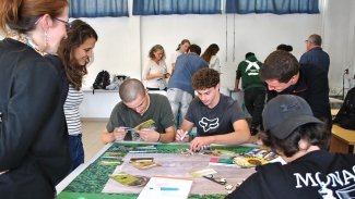 L'escape game "Alerte ! Biodiversité en danger" sur l'ambroisie a été conçu par Les Petits Débrouillards Provence-Alpes-Côte d'Azur, l'Inserm et l'OSU Pythéas d'Aix-Marseille-Université. / Photo A. Walker GRAINE